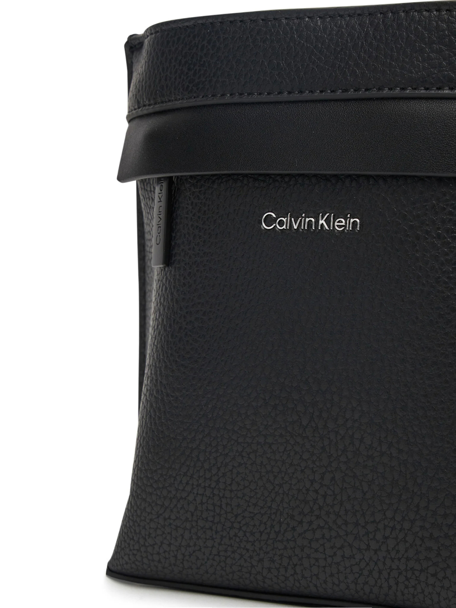 detail Calvin Klein pánská černá taška přes rameno