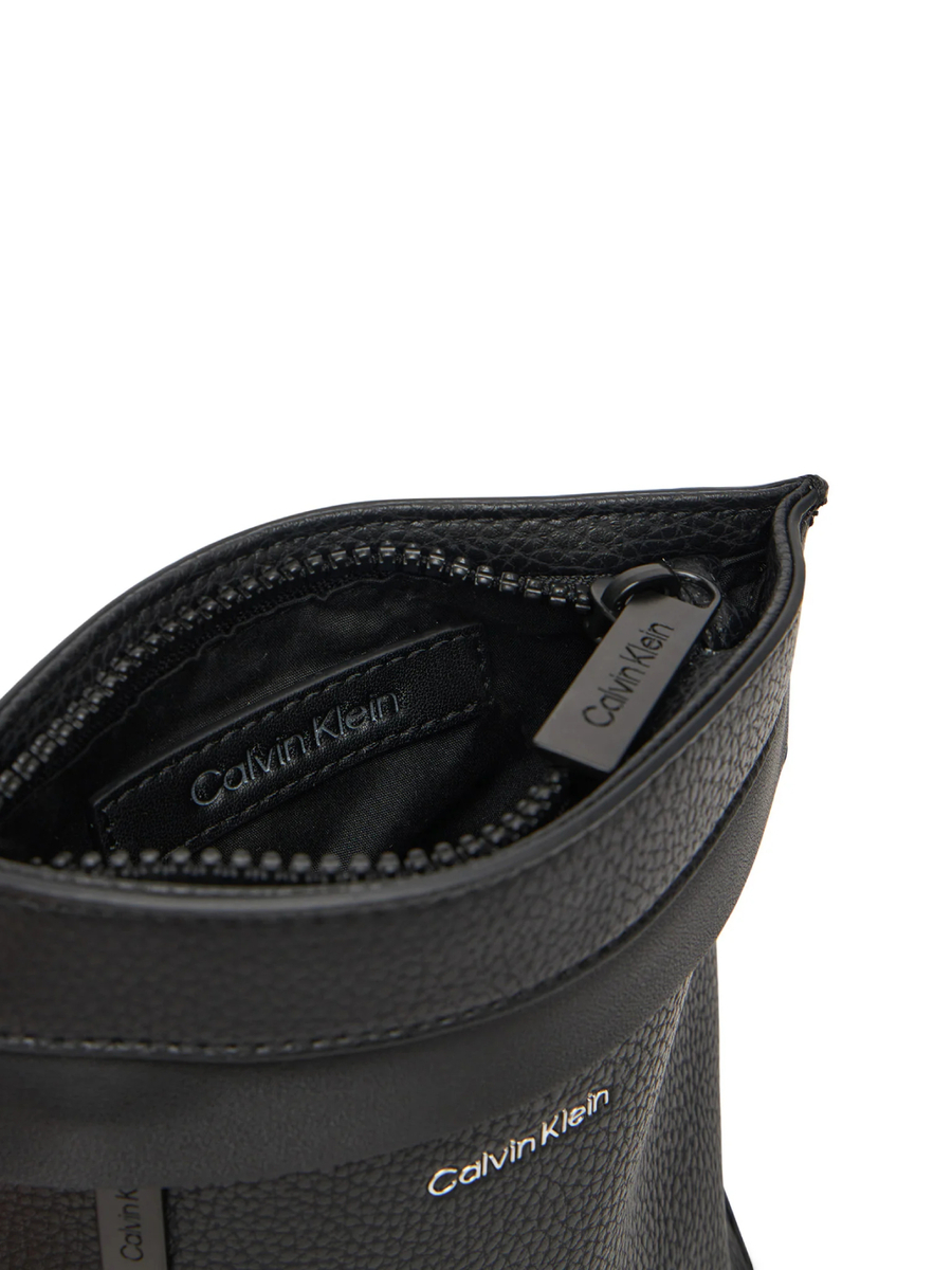 detail Calvin Klein pánská černá taška přes rameno