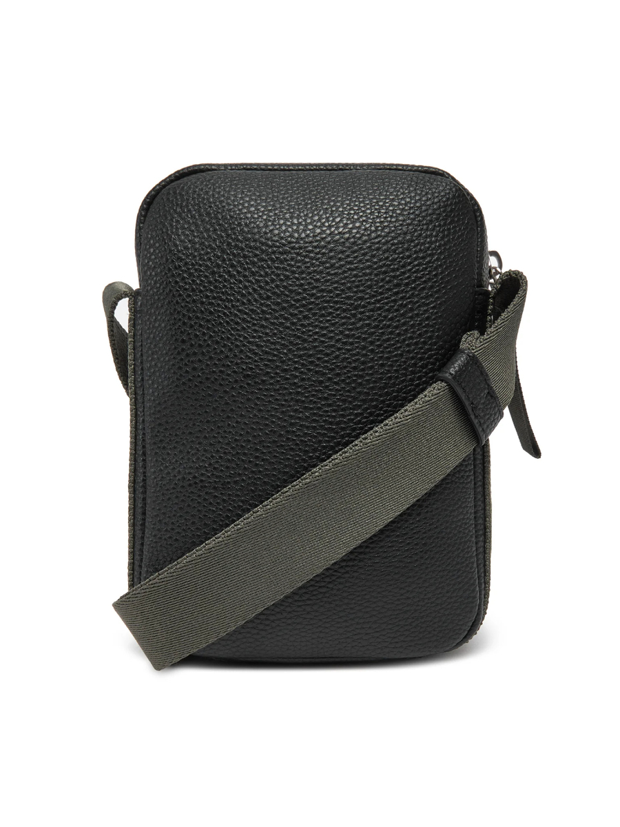 detail Calvin Klein pánská černá taška přes rameno