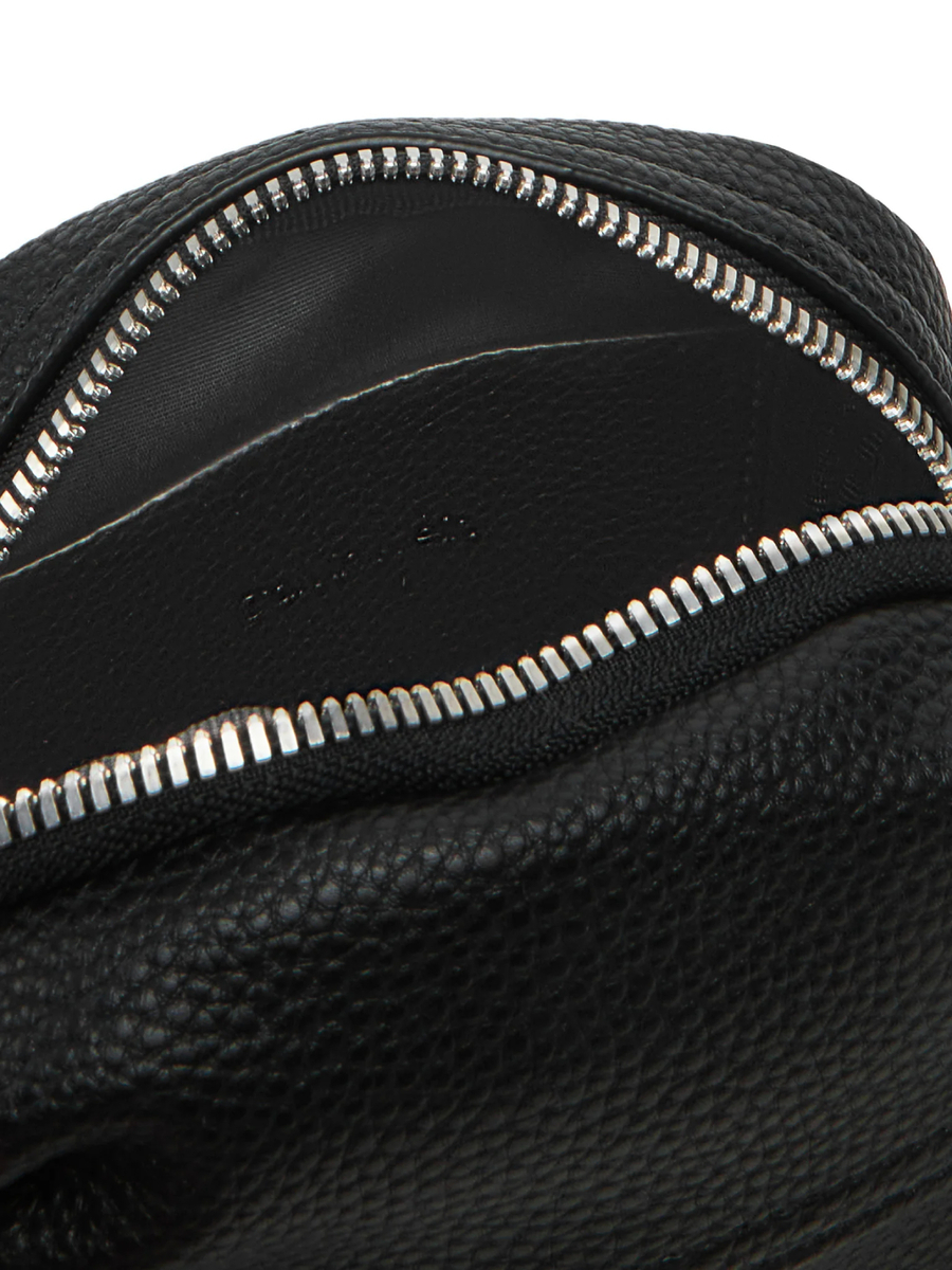 detail Calvin Klein pánská černá taška přes rameno