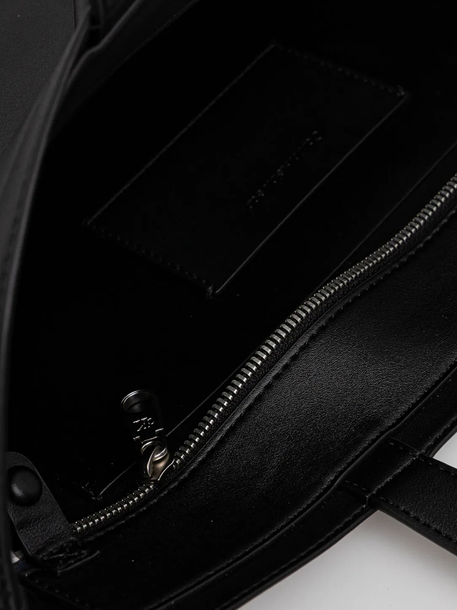 detail Calvin Klein dámská černá kabelka