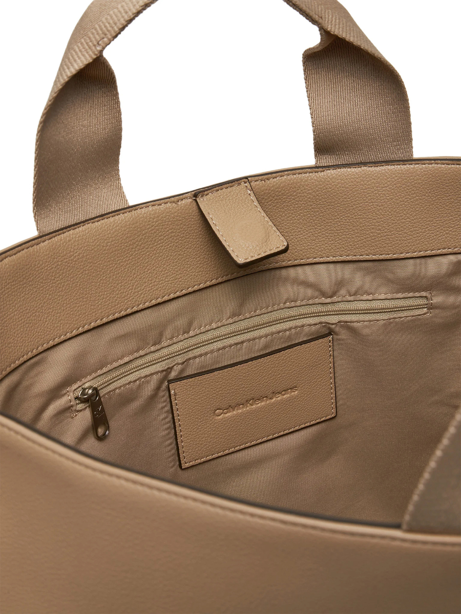 detail Calvin Klein dámská béžová kabelka