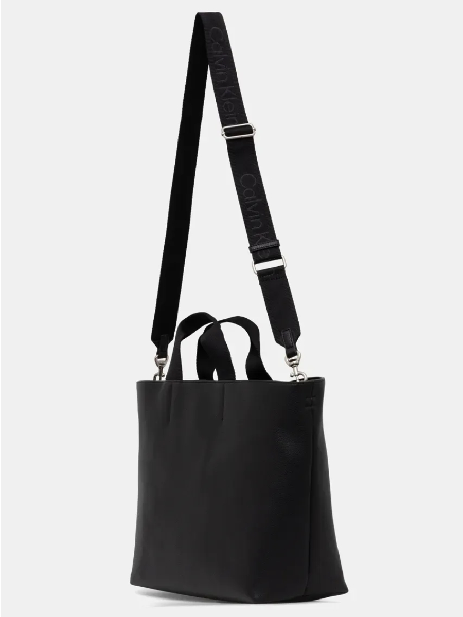 detail Calvin Klein dámská černá kabelka