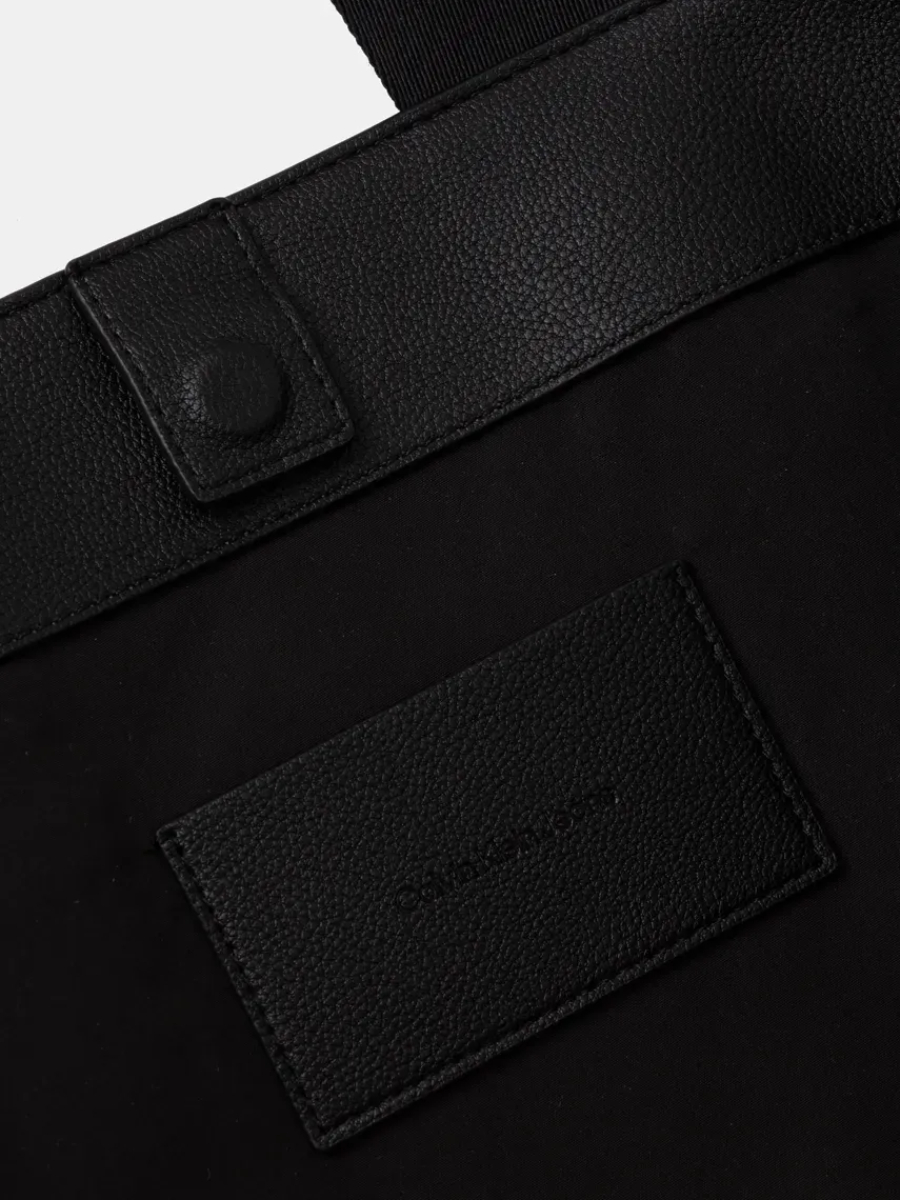 detail Calvin Klein dámská černá kabelka
