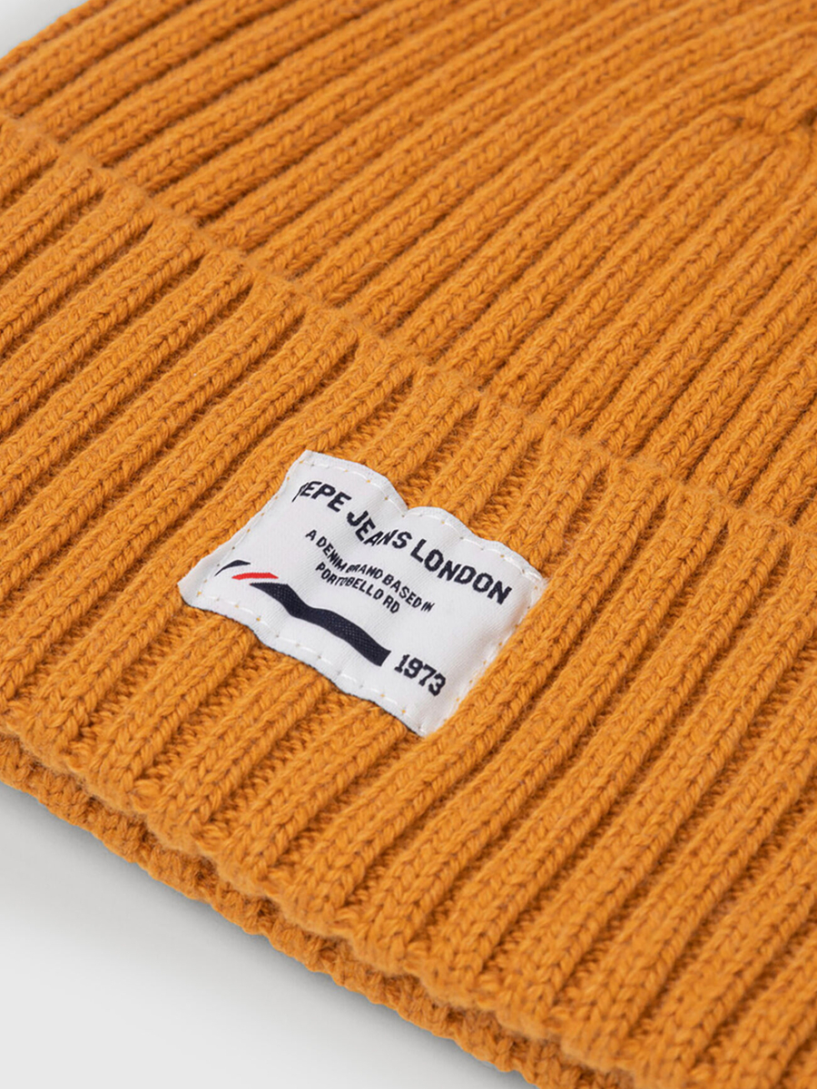 detail Pepe Jeans pánská hořcicová čepice