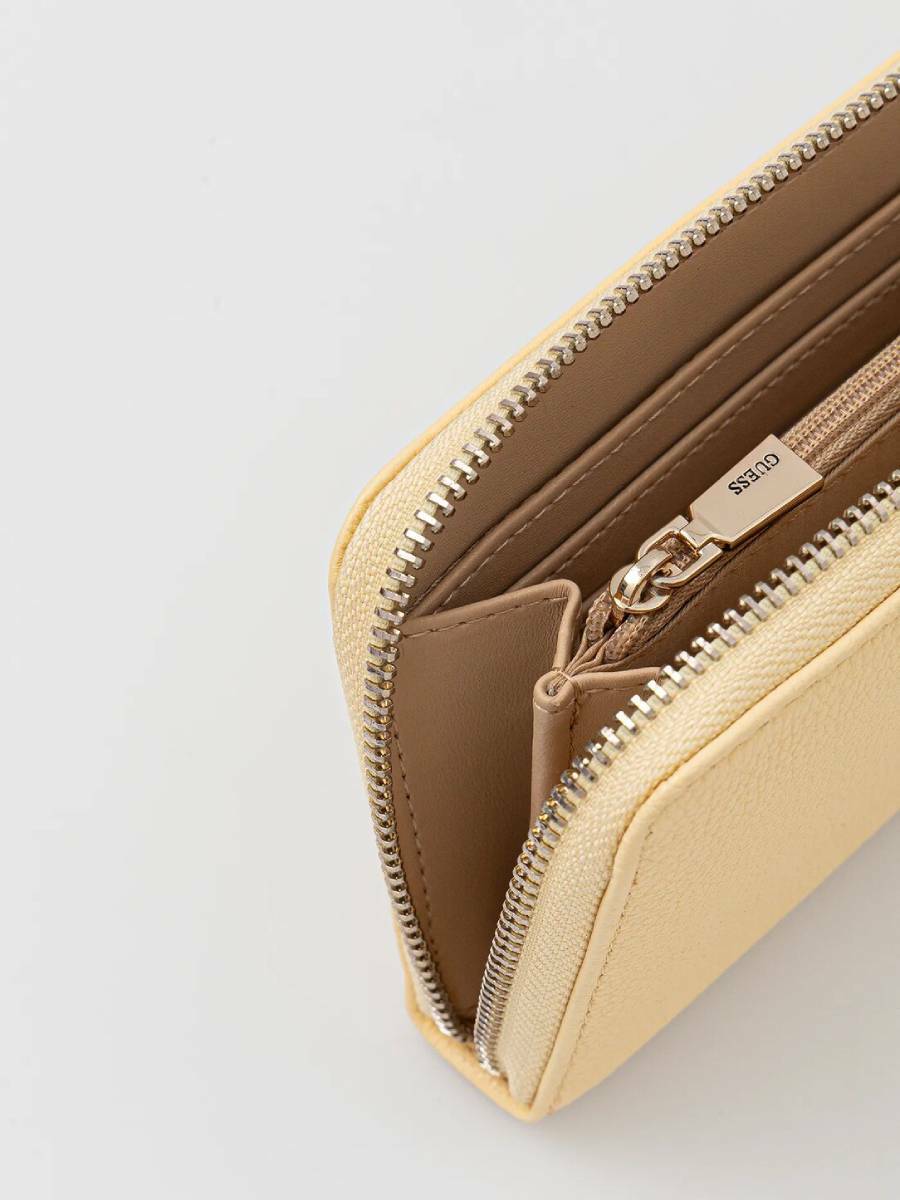 detail Guess dámská žlutá peněženka