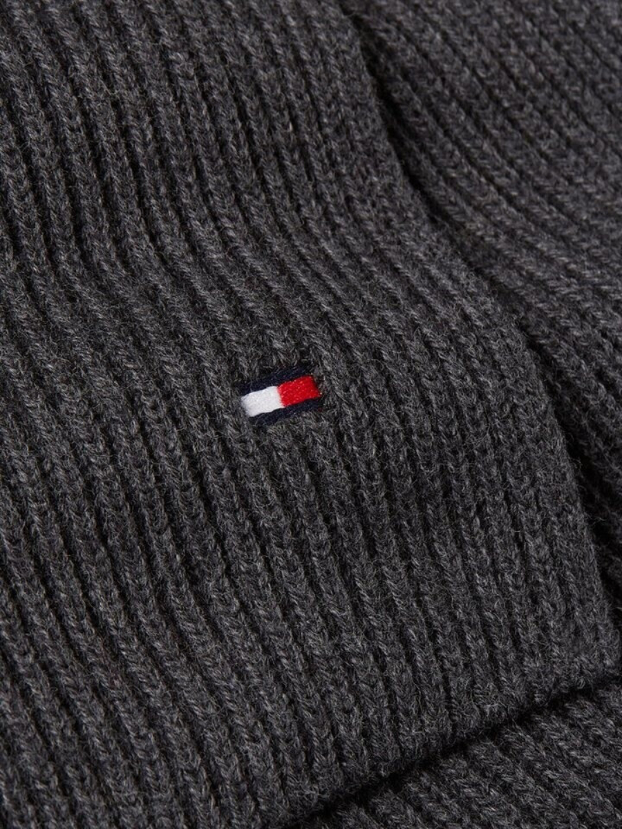 detail Tommy Hilfiger pánská šedá šála