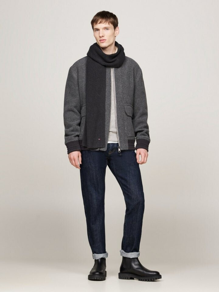 detail Tommy Hilfiger pánská šedá šála
