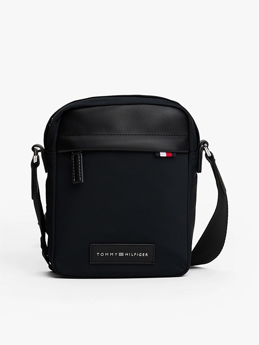 detail Tommy Hilfiger pánská černá taška přes rameno