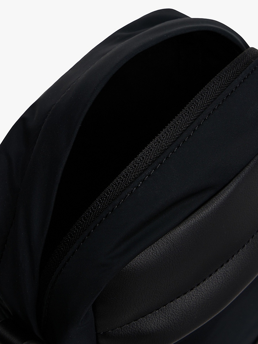 detail Tommy Hilfiger pánská černá taška přes rameno