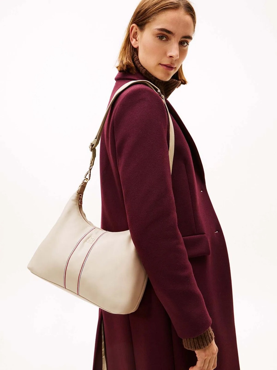 detail Tommy Hilfiger dámská béžová kabelka