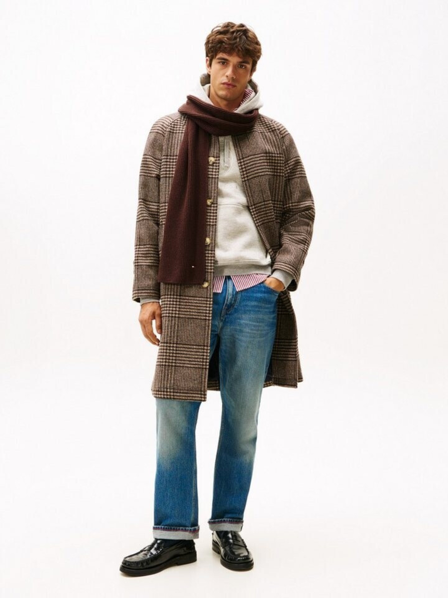 detail Tommy Hilfiger pánská hnědá šála