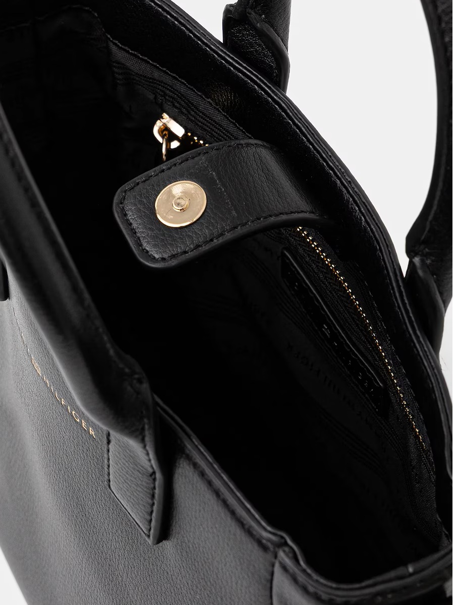 detail Tommy Hilfiger dámská černá kabelka