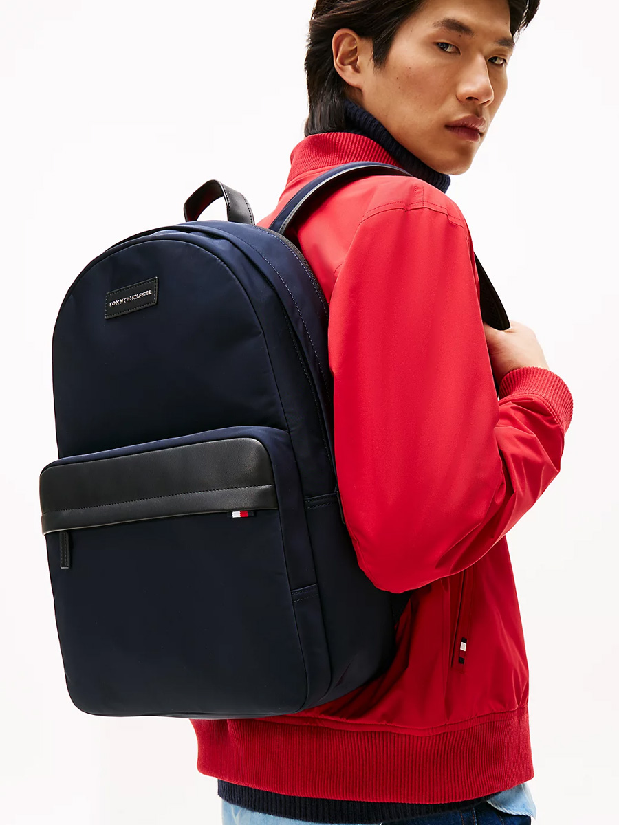 detail Tommy Hilfiger pánský černý batoh