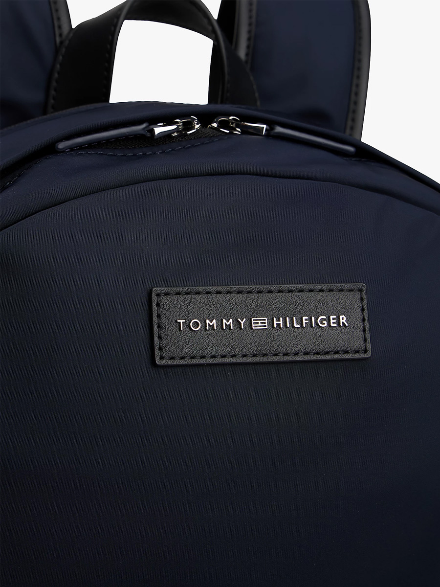 detail Tommy Hilfiger pánský černý batoh