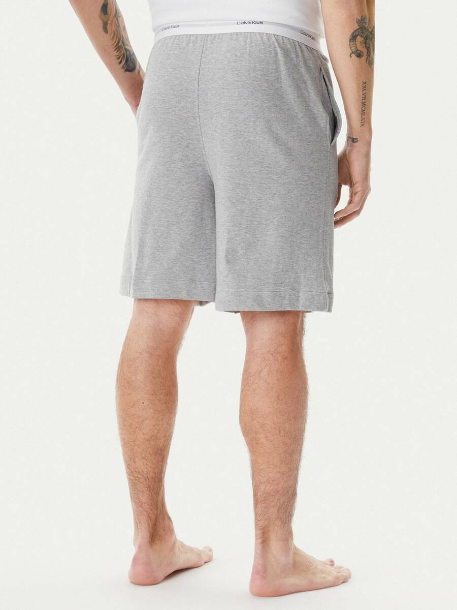 detail Calvin Klein pánské šedé šortky