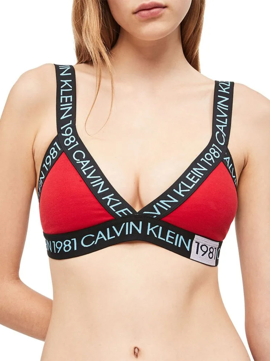 detail Calvin Klein dámská červená sportovní podprsenka