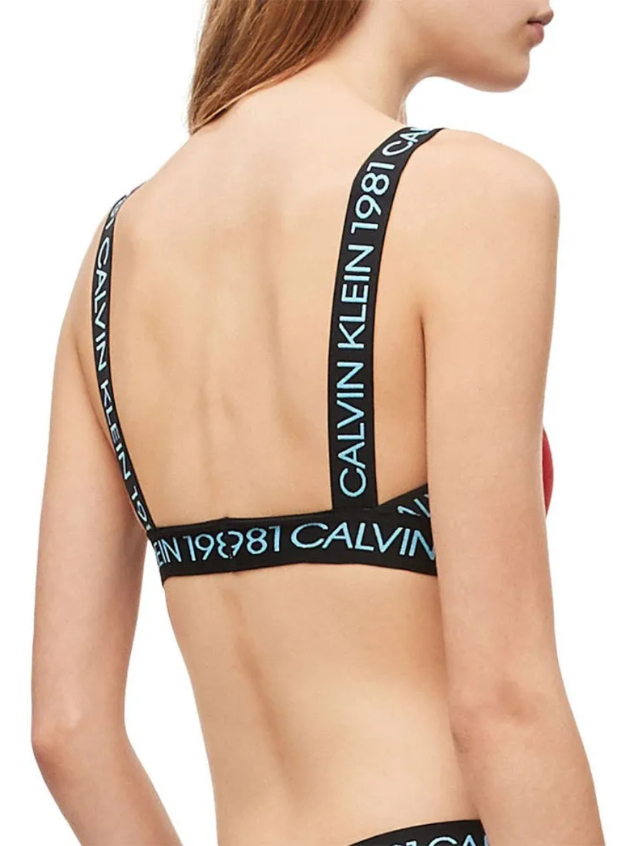 detail Calvin Klein dámská červená sportovní podprsenka