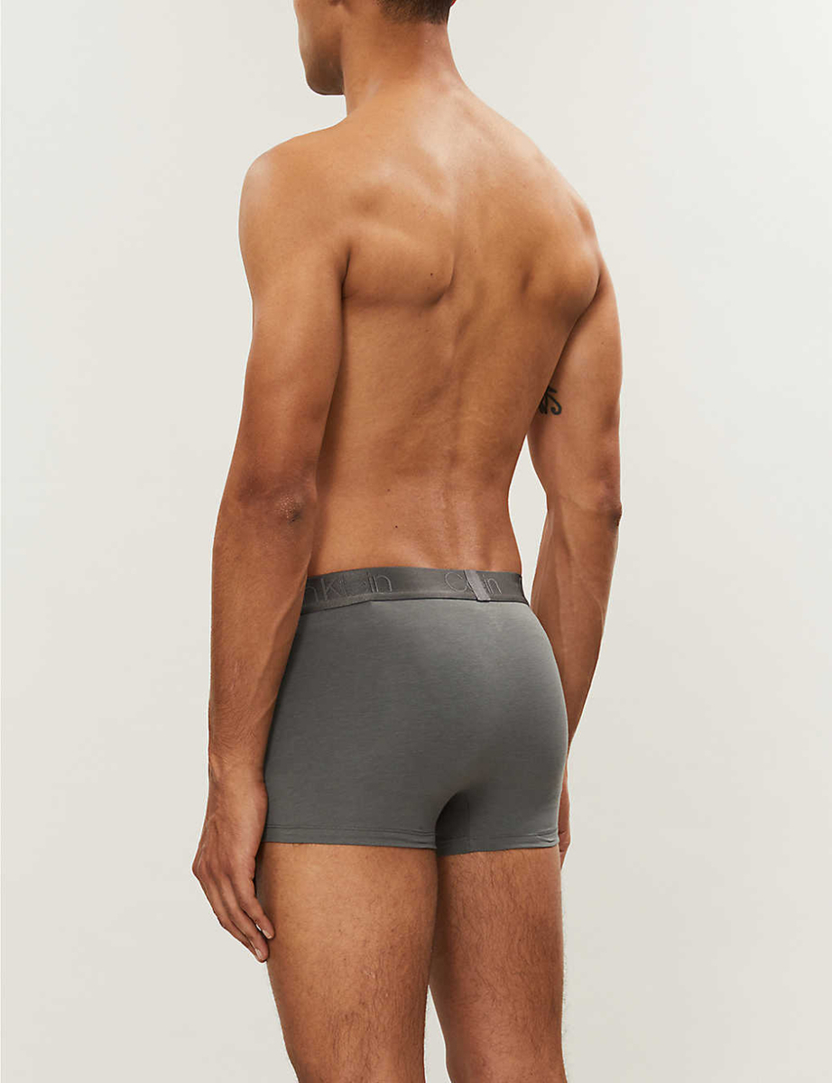 detail Calvin Klein pánské tmavě šedé boxerky