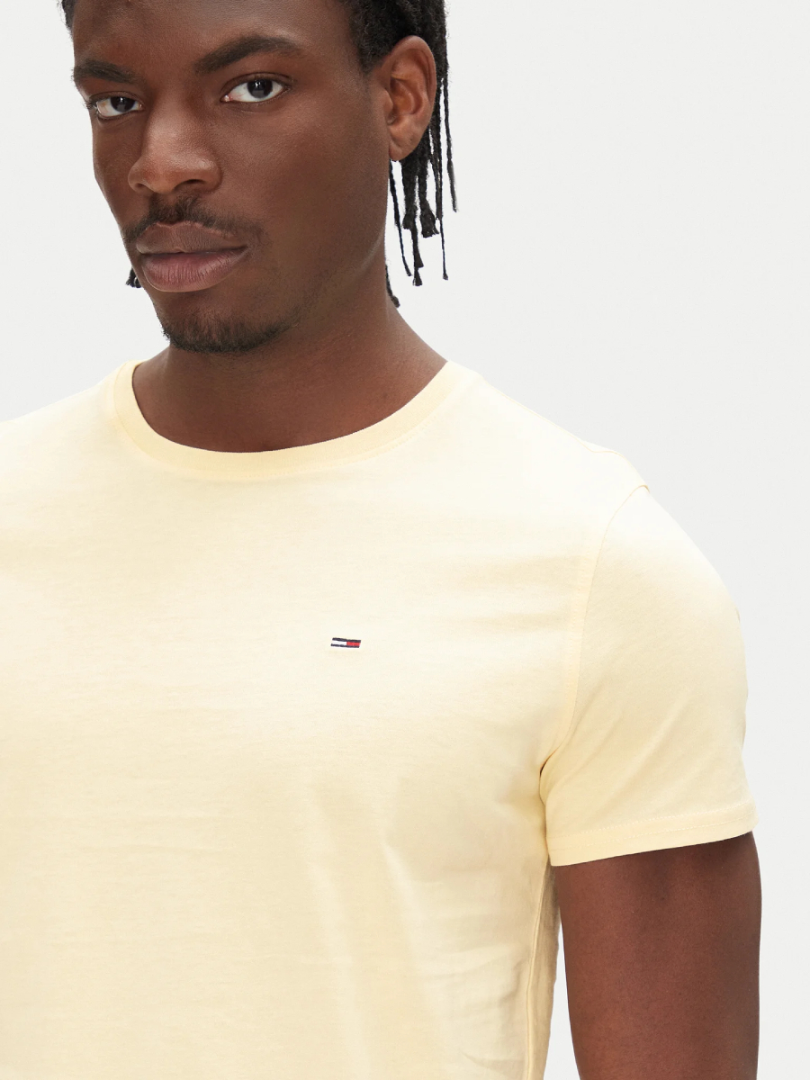 detail Tommy Jeans pánské žluté tričko