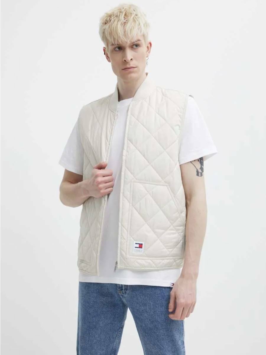 detail Tommy Jeans pánská krémová vesta