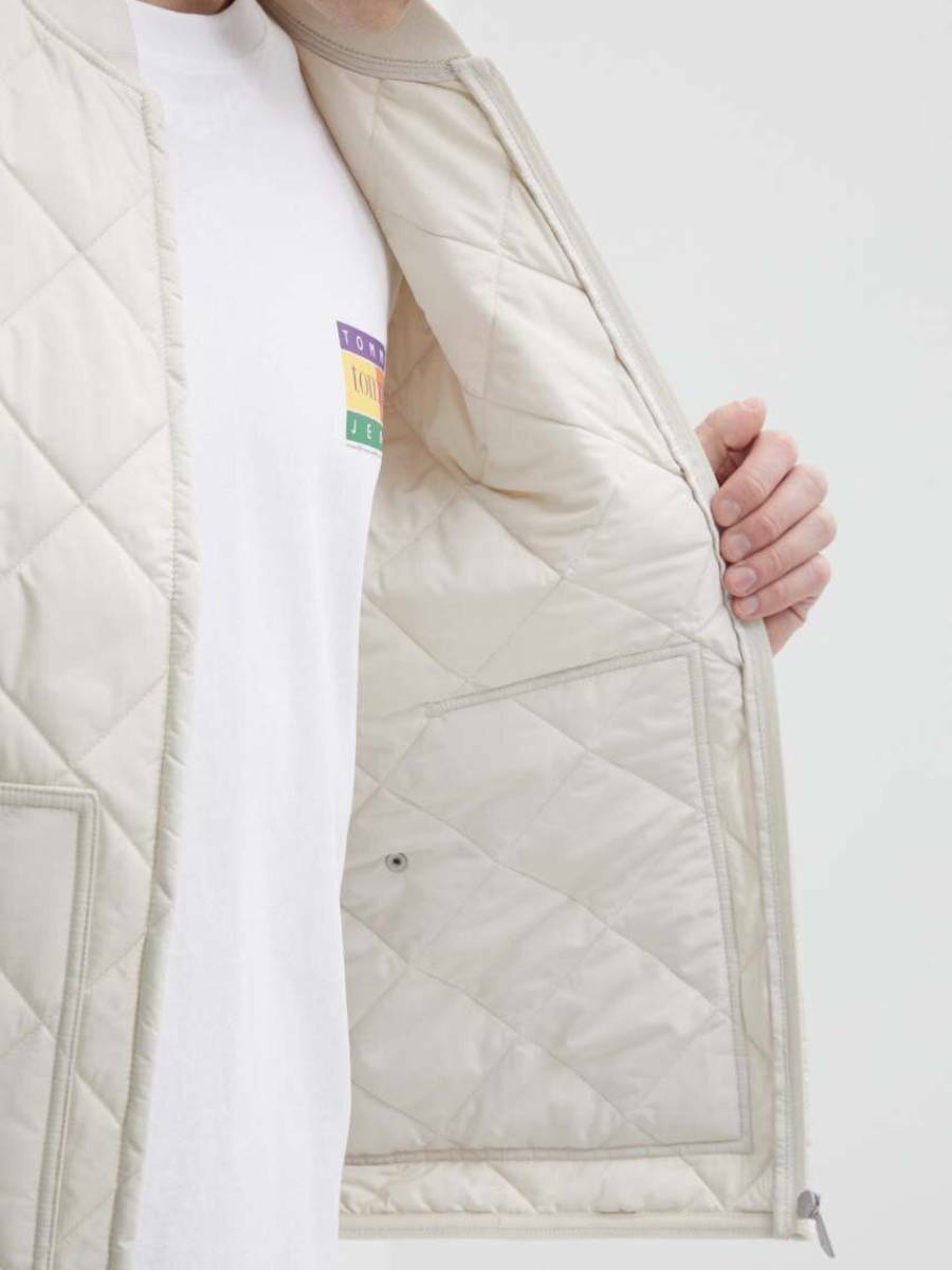 detail Tommy Jeans pánská krémová vesta