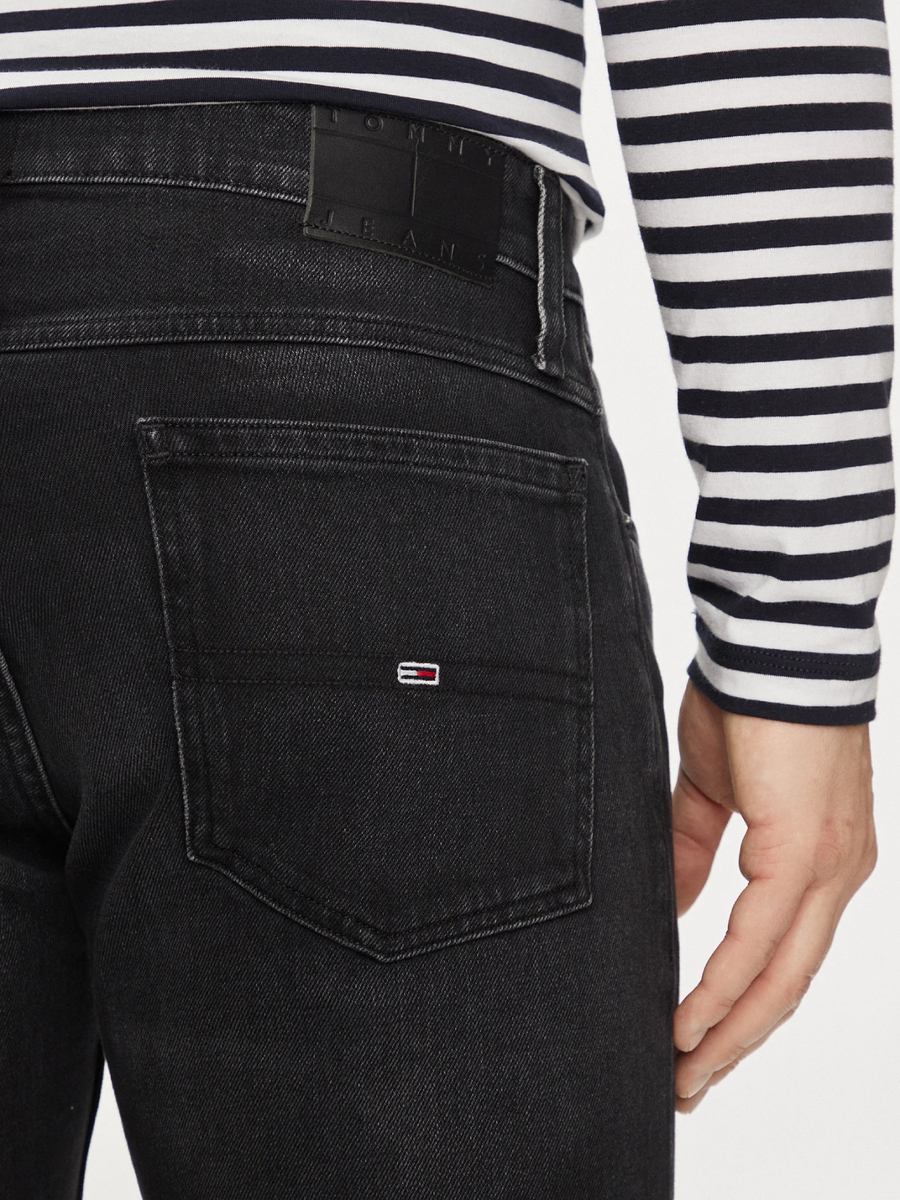 detail Tommy Jeans pánské černé šortky