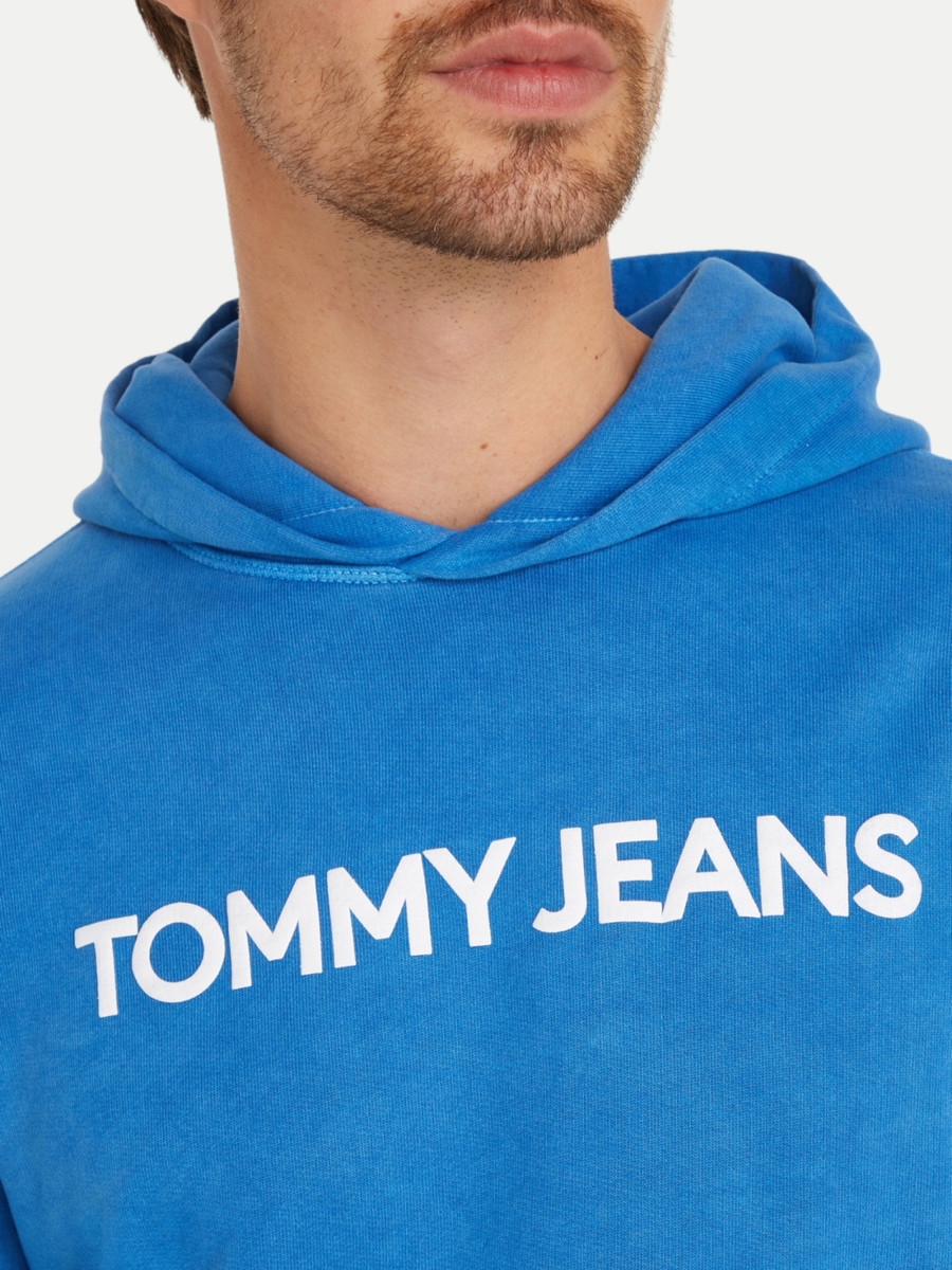 detail Tommy Jeans pánská modrá mikina