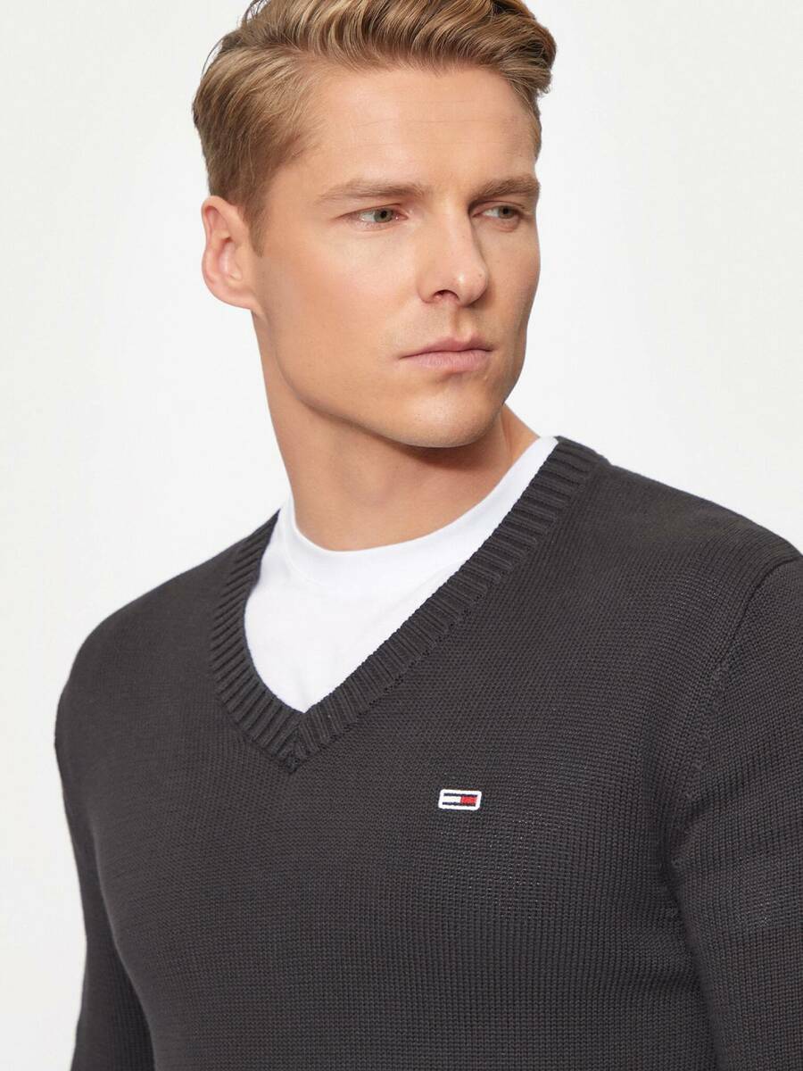 detail Tommy Jeans pánský černý svetr