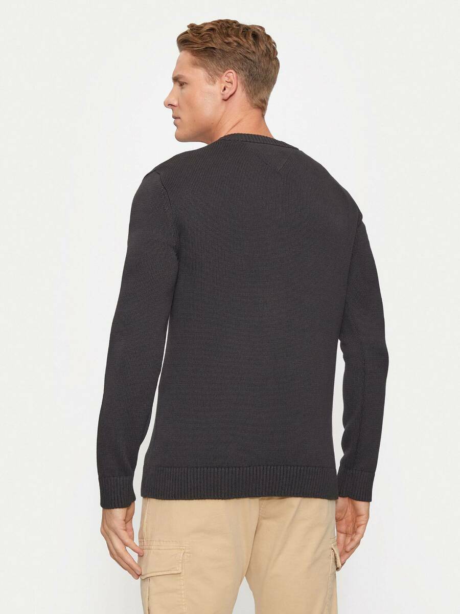 detail Tommy Jeans pánský černý svetr