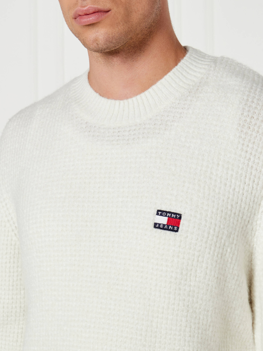 detail Tommy Jeans pánský bílý svetr