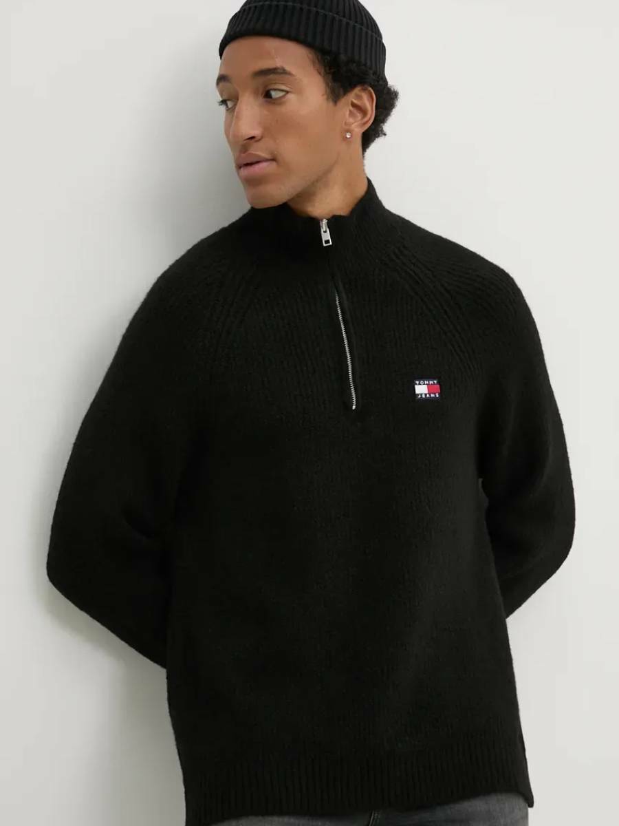 detail Tommy Jeans pánský černý svetr