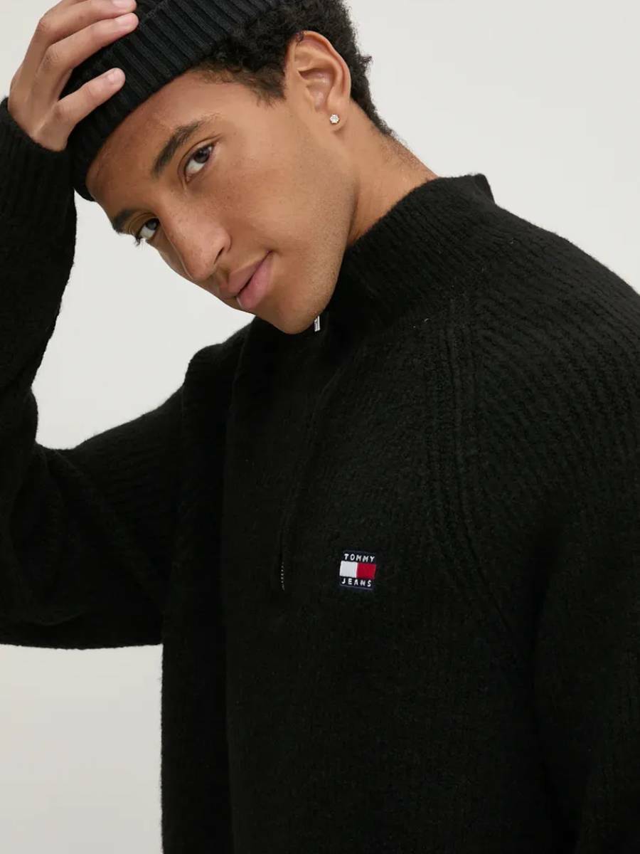 detail Tommy Jeans pánský černý svetr
