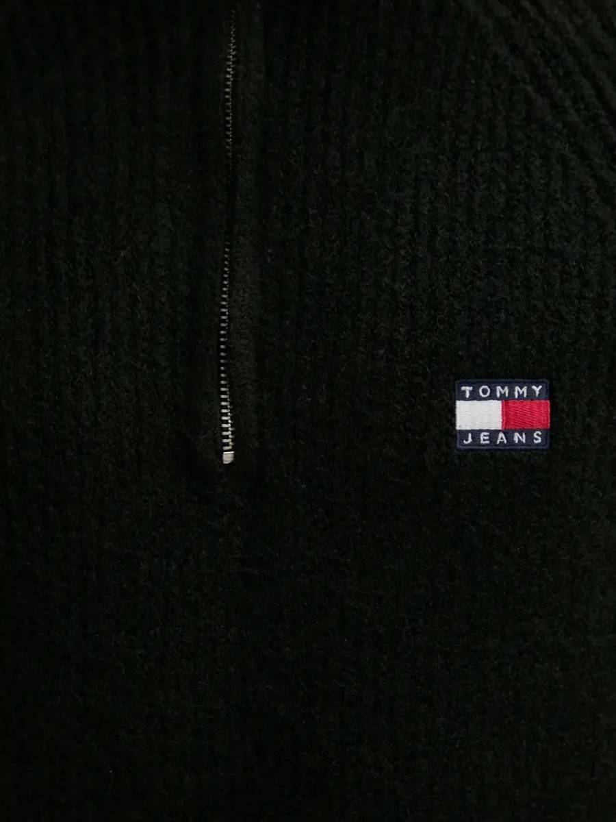 detail Tommy Jeans pánský černý svetr