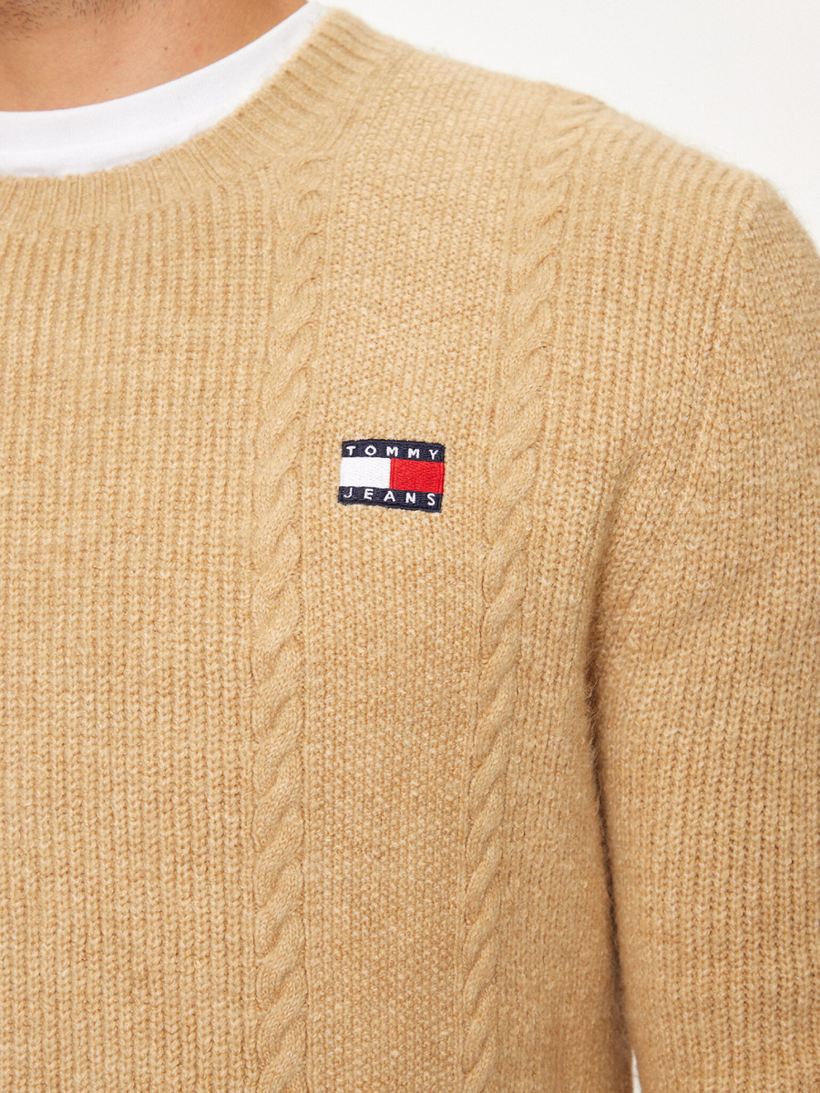 detail Tommy Jeans pánský béžový svetr