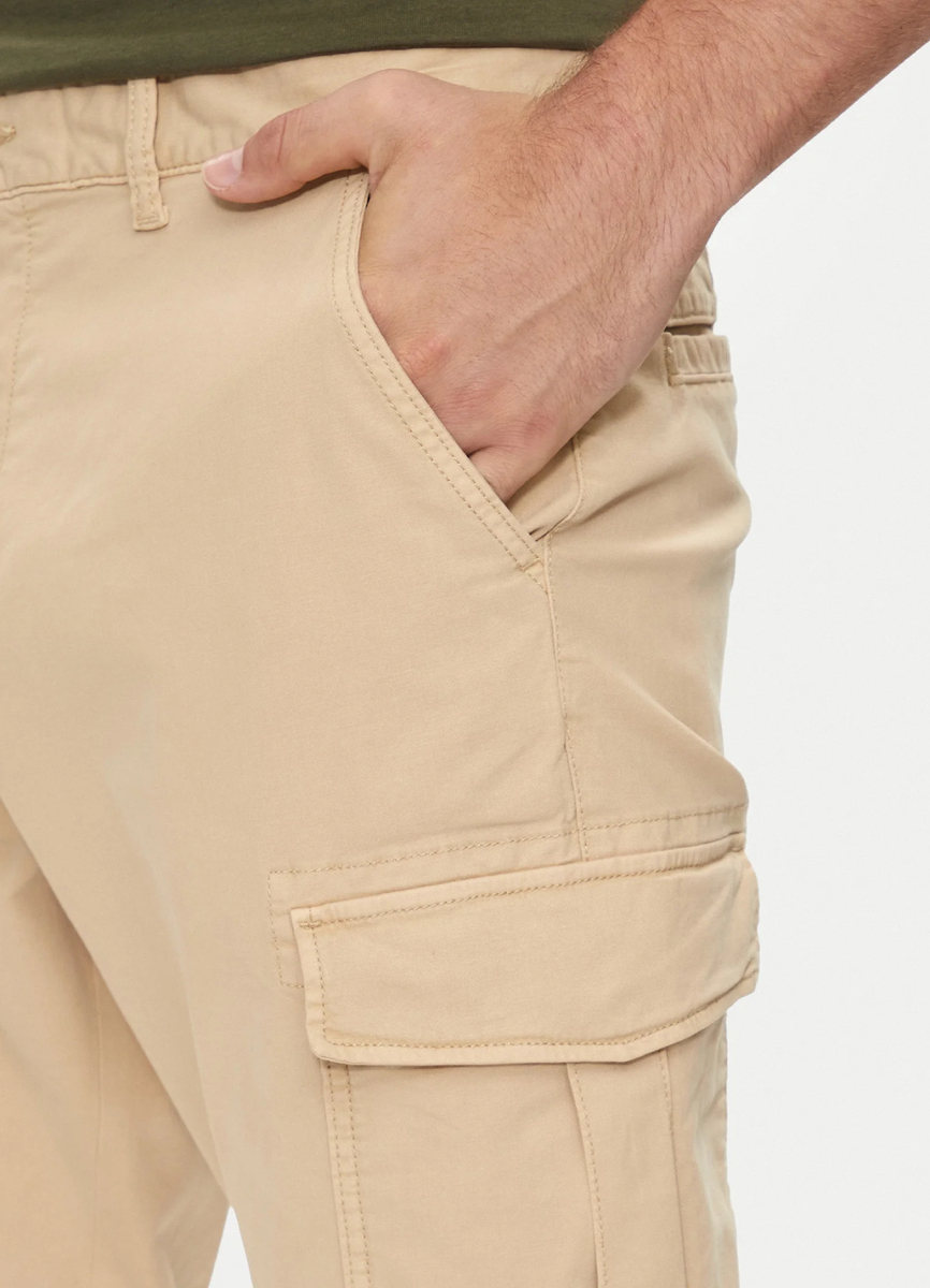 detail Tommy Jeans pánské béžové kalhoty