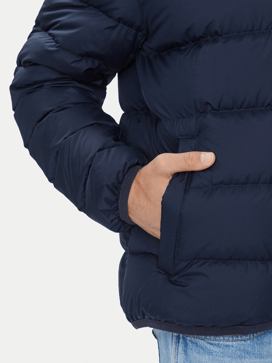 detail Tommy Jeans pánská modrá bunda