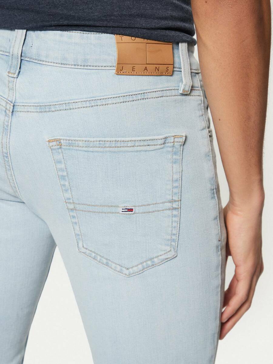 detail Tommy Jeans pánské světle modré džíny