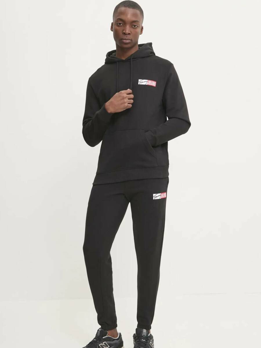 detail Tommy Jeans pánská černá mikina