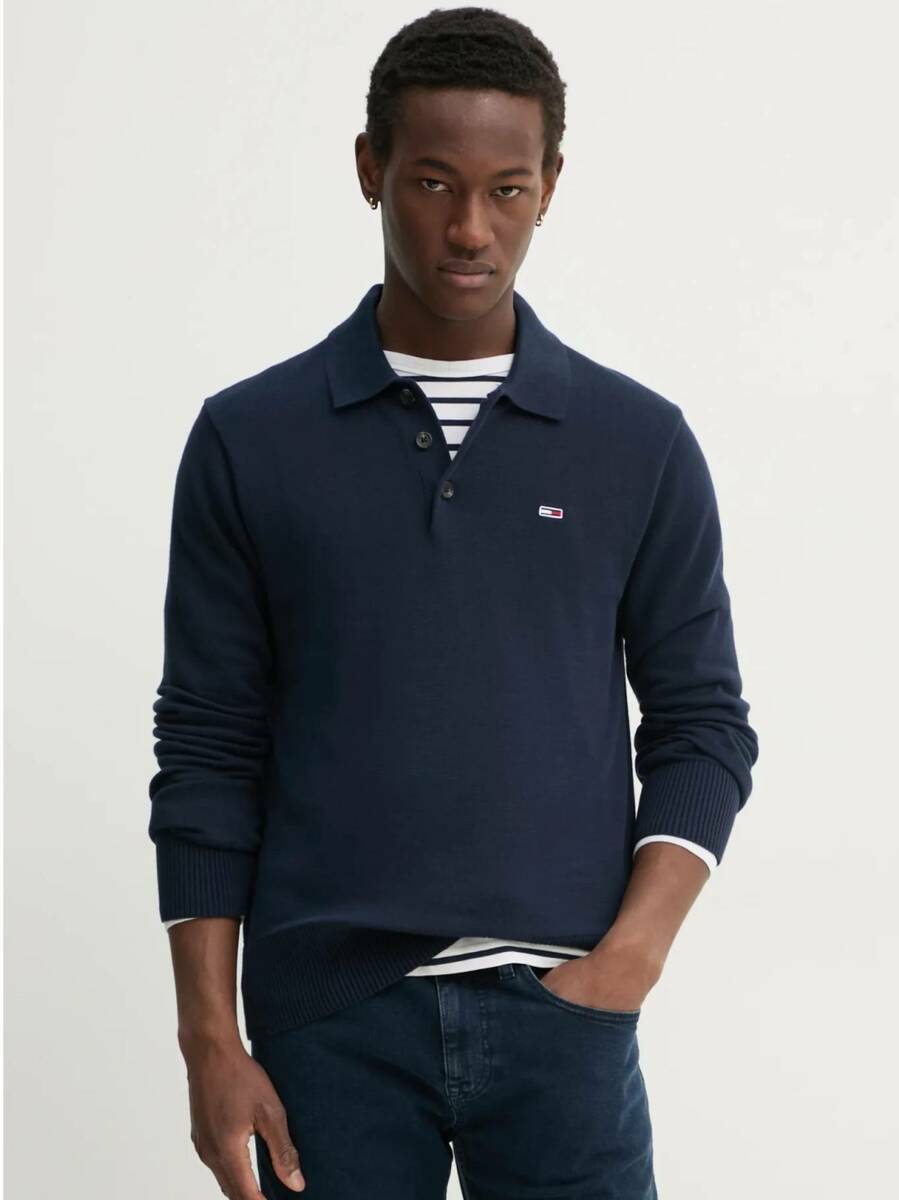 detail Tommy Jeans pánský modrý svetr
