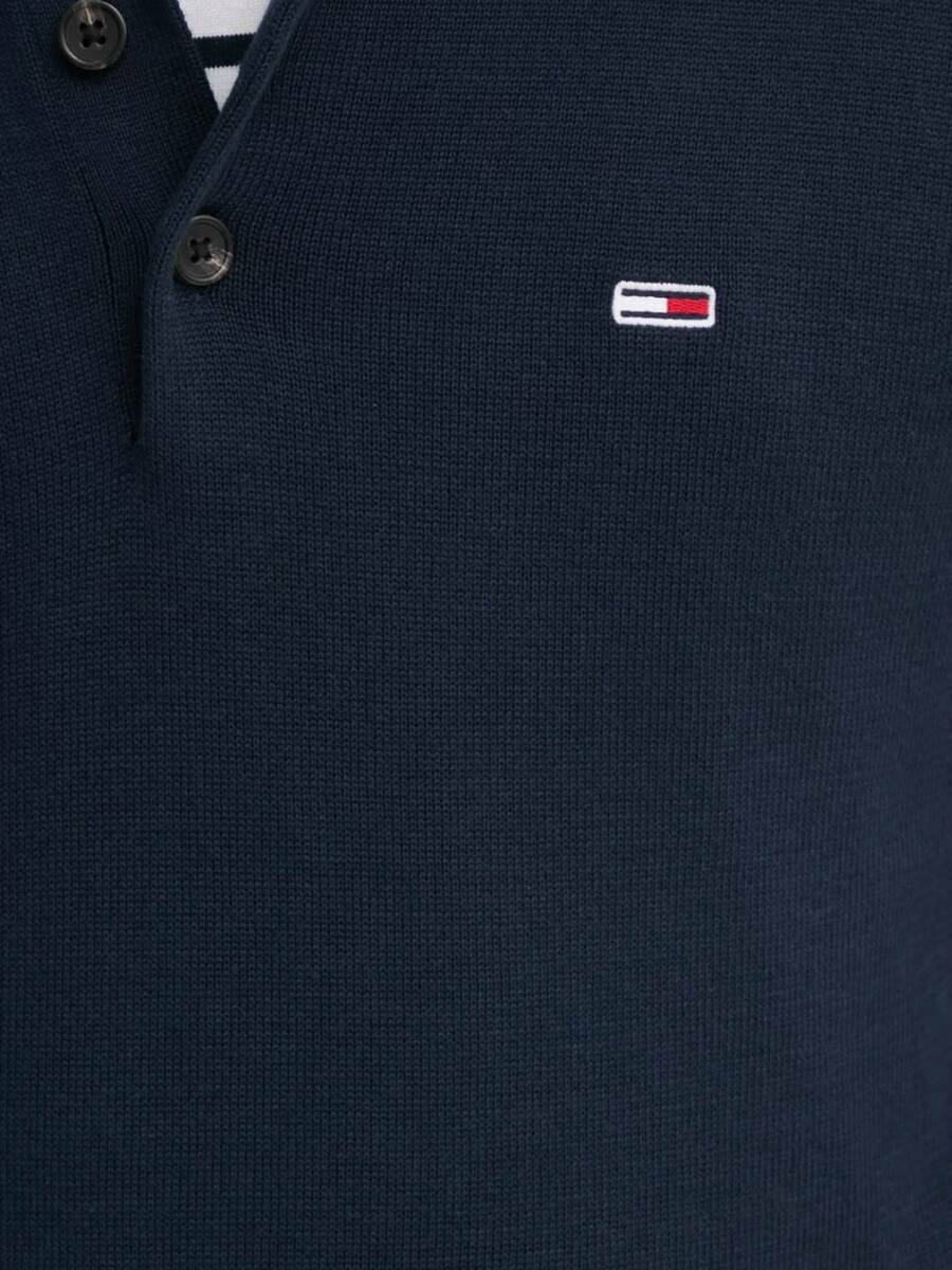 detail Tommy Jeans pánský modrý svetr