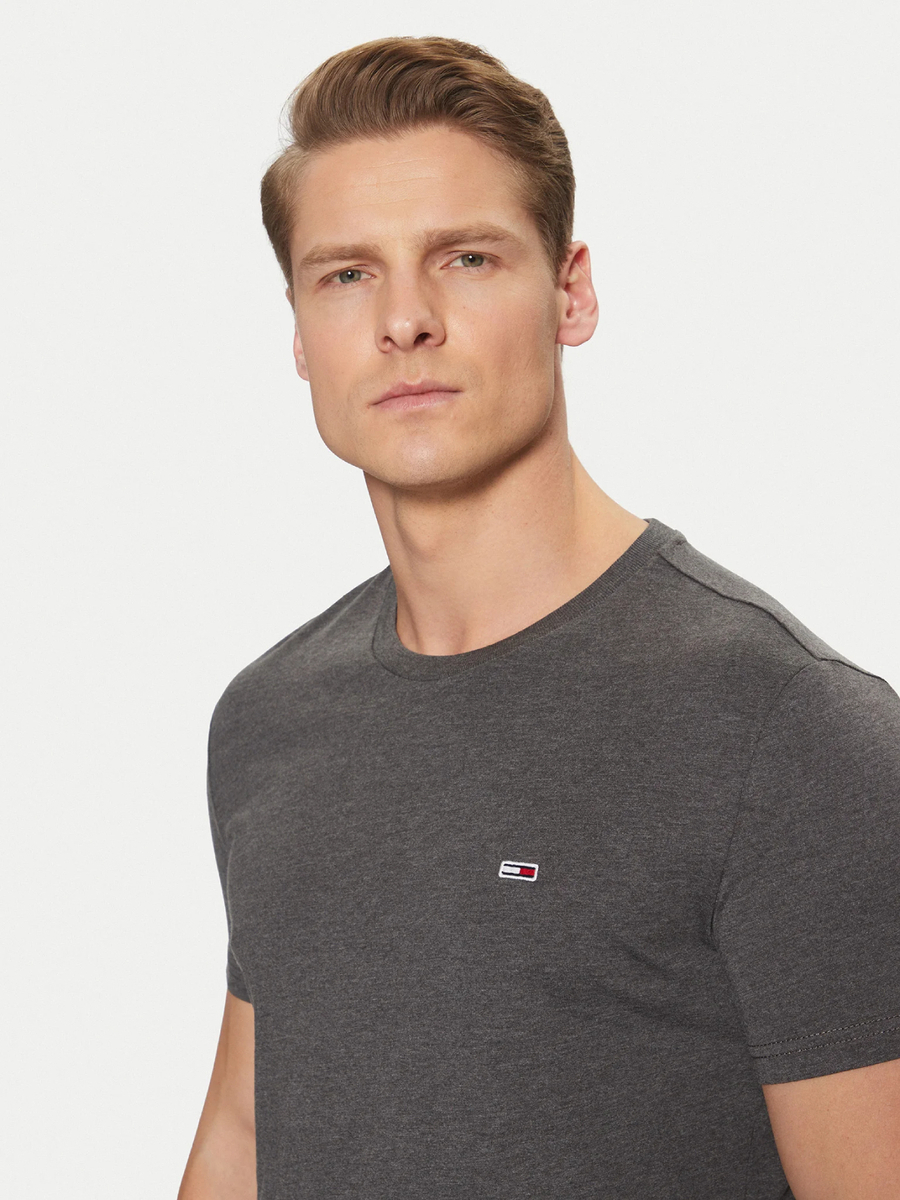 detail Tommy Jeans pánské šedé tričko