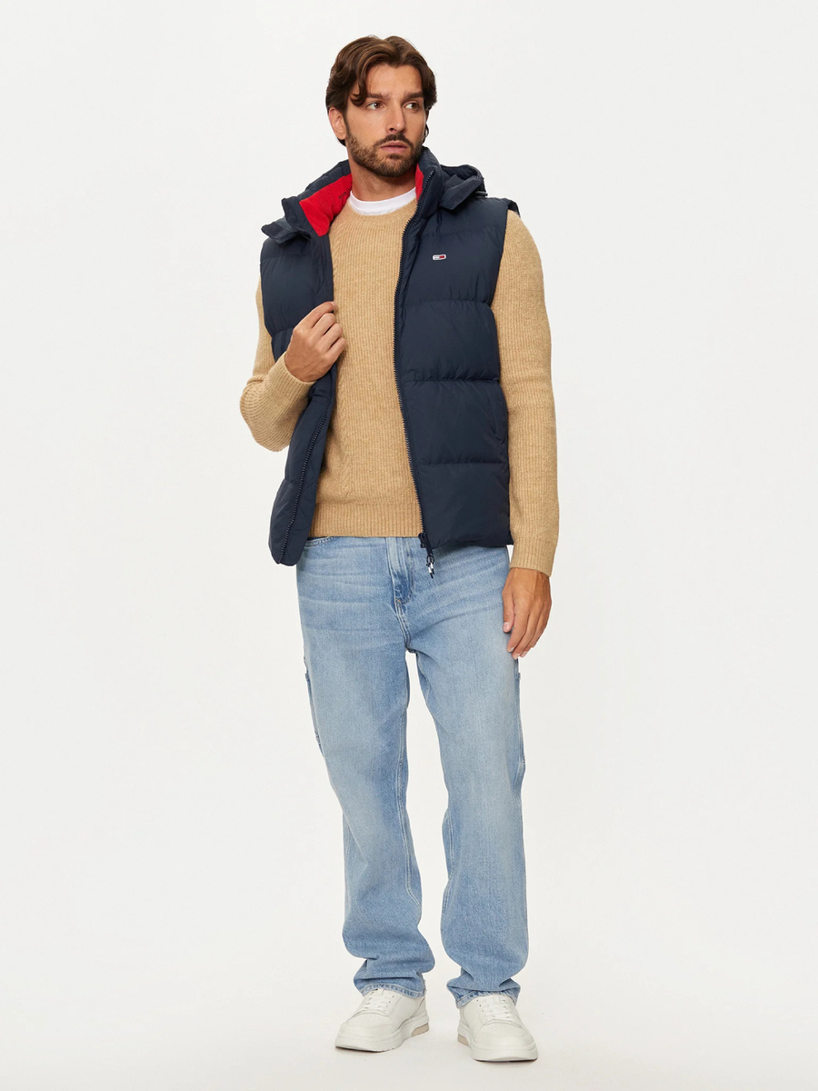 detail Tommy Jeans pánská tmavě modrá vesta