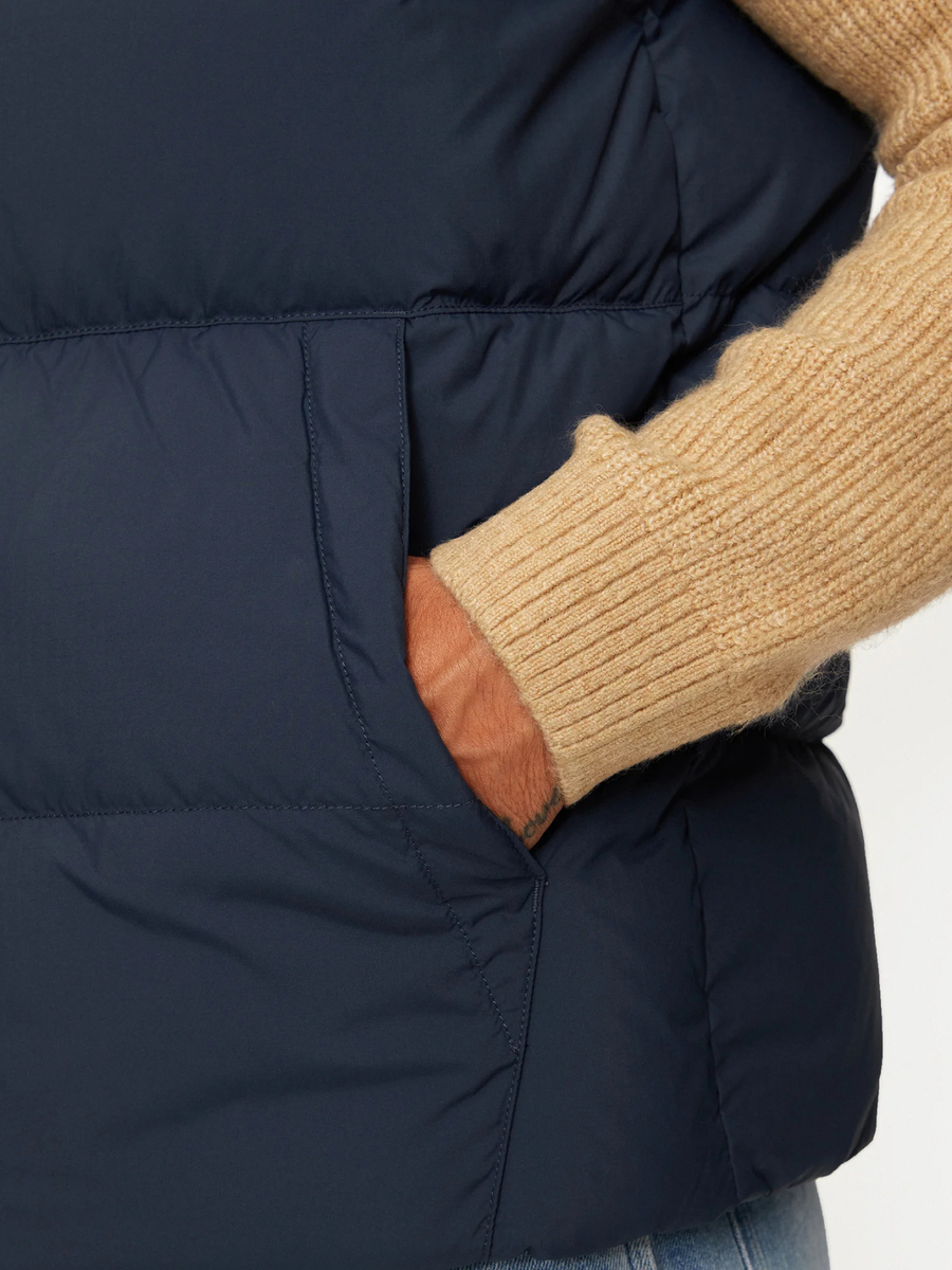 detail Tommy Jeans pánská tmavě modrá vesta