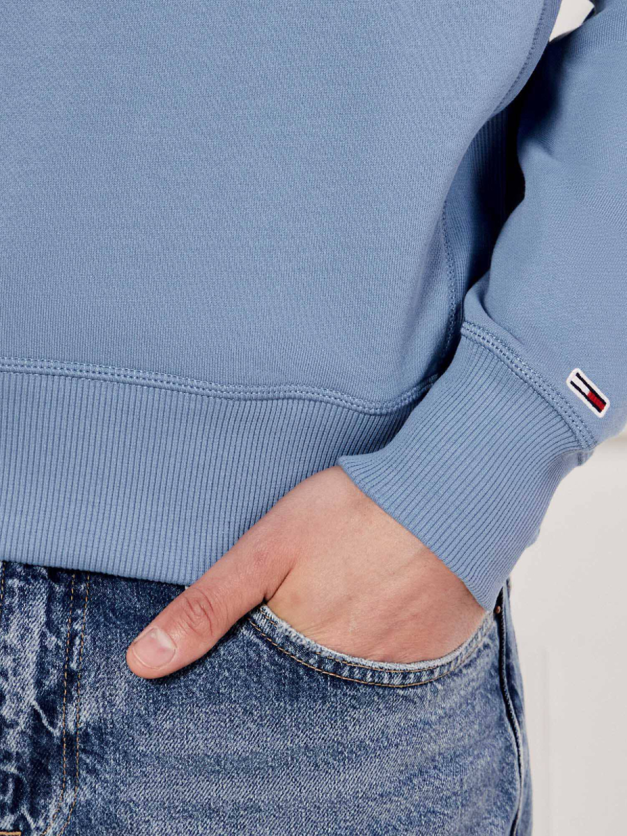 detail Tommy Jeans pánská modrá mikina