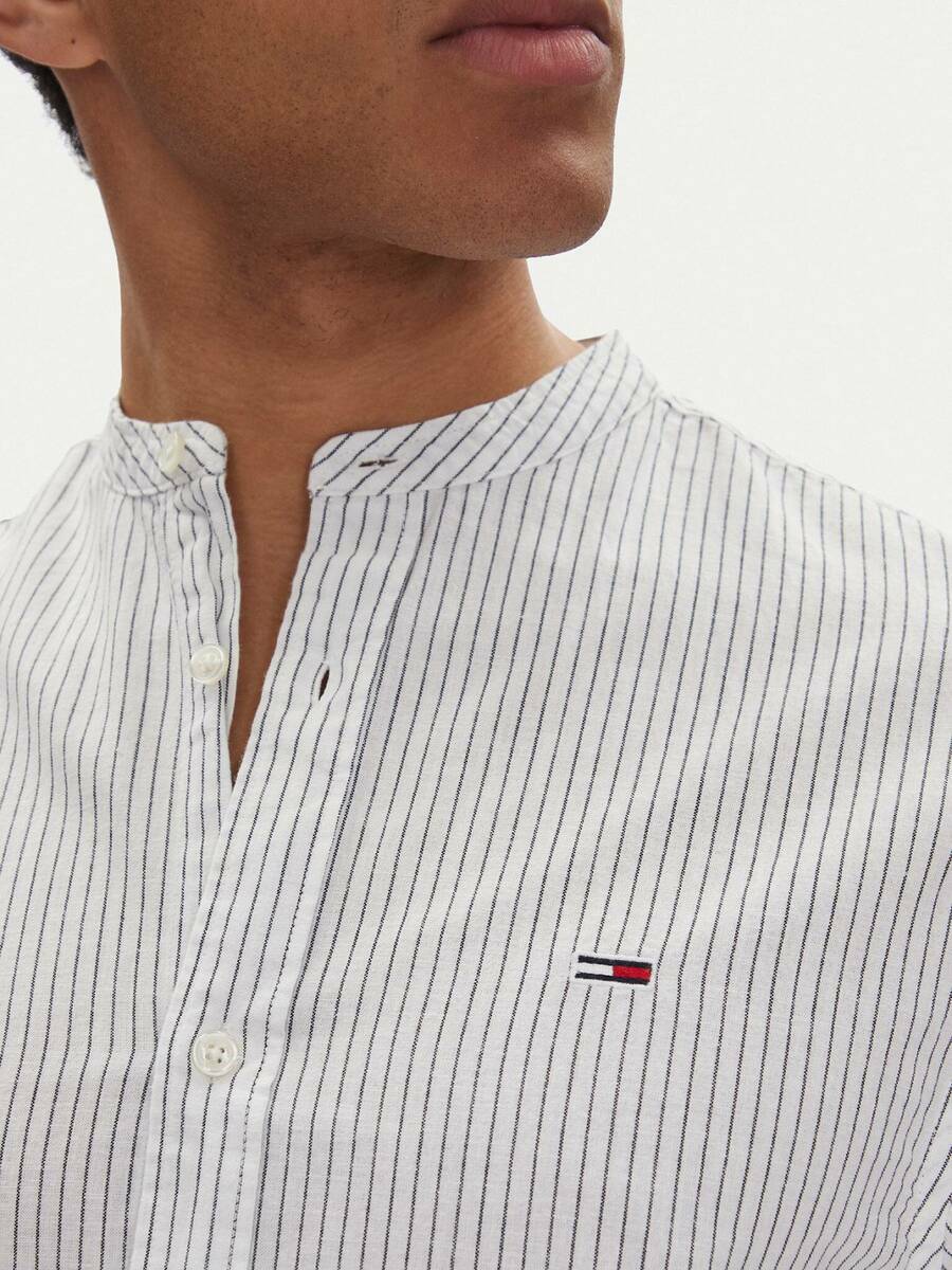 detail Tommy Jeans pánská bílá košile