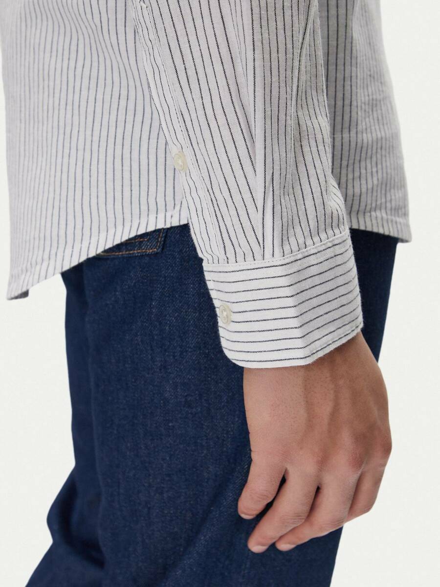 detail Tommy Jeans pánská bílá košile