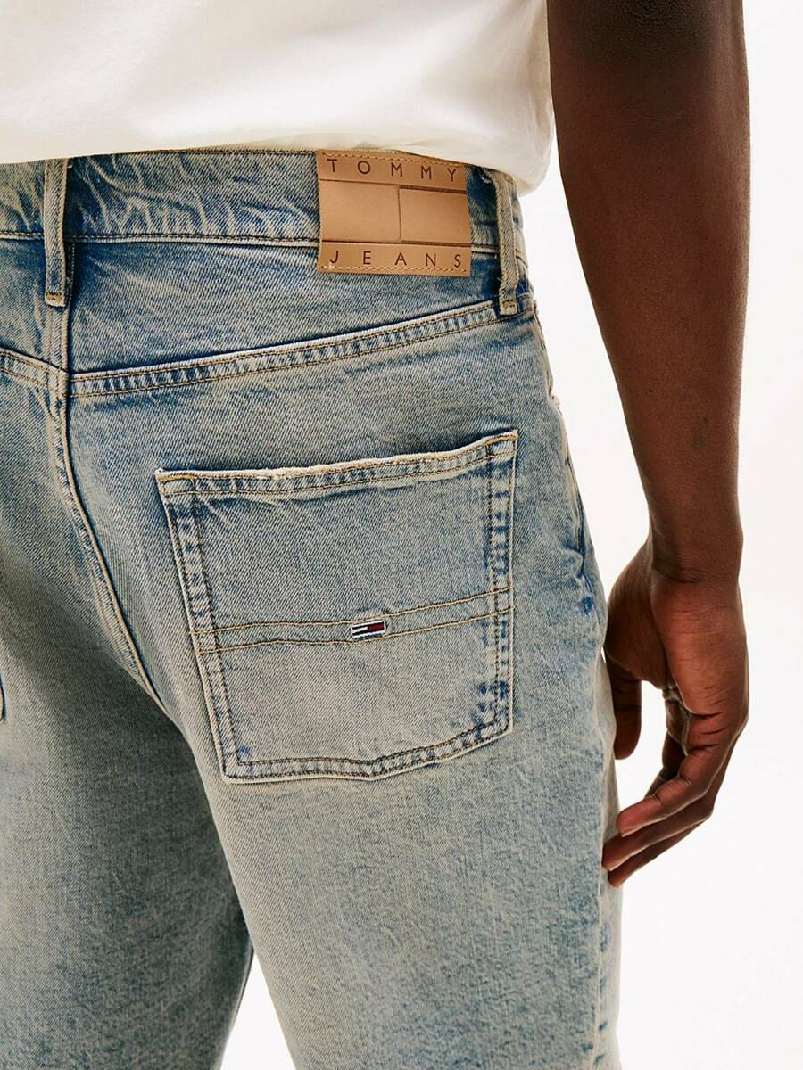 detail Tommy Jeans pánské džínové kraťasy