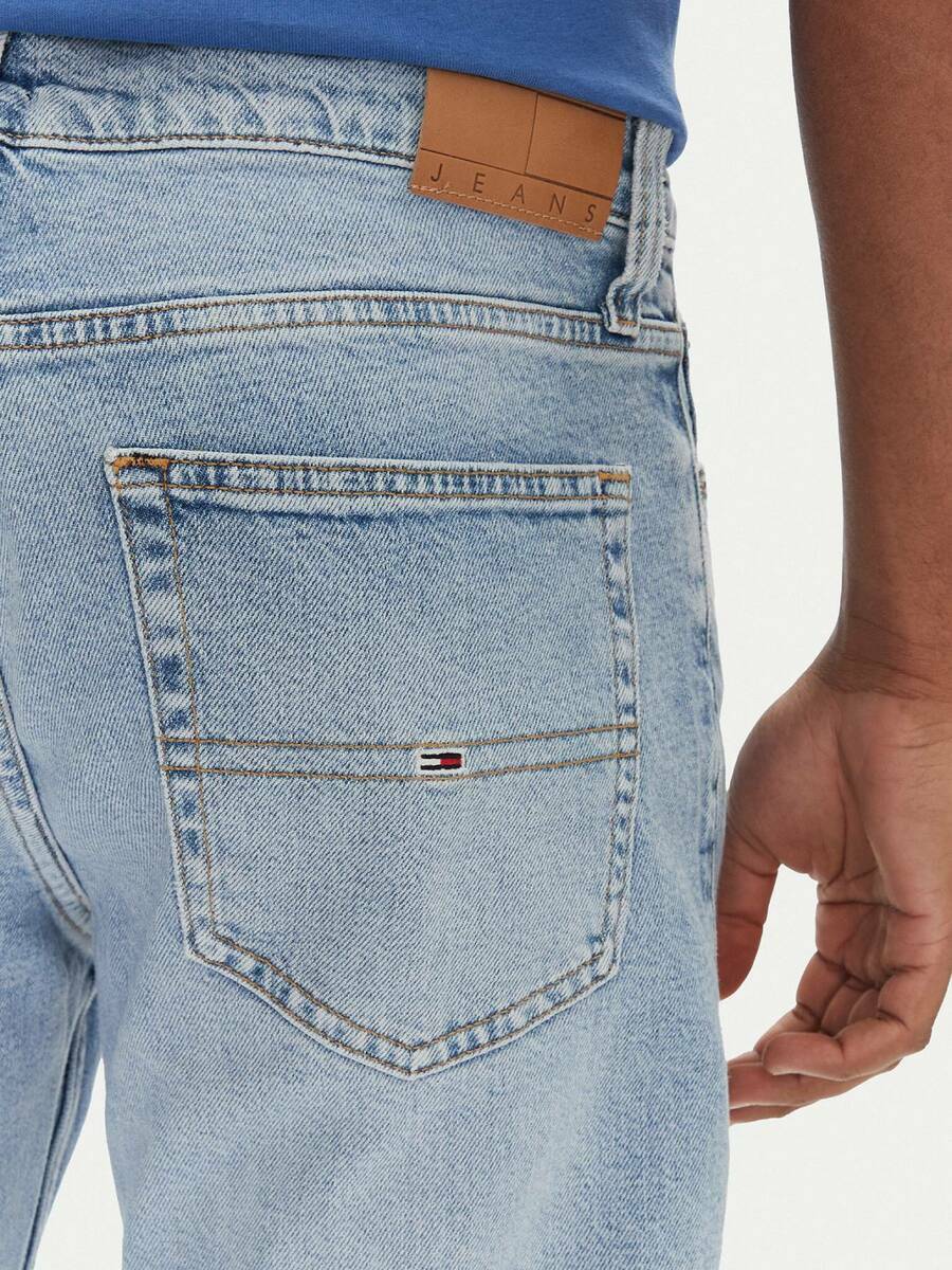 detail Tommy Jeans pánské světle modré džíny Ryan
