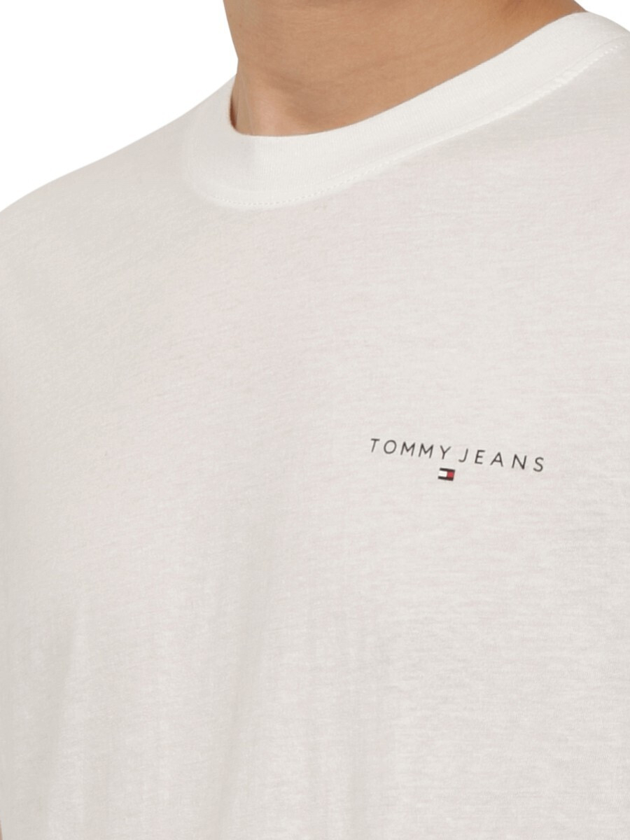 detail Tommy Jeans pánské bílé tričko